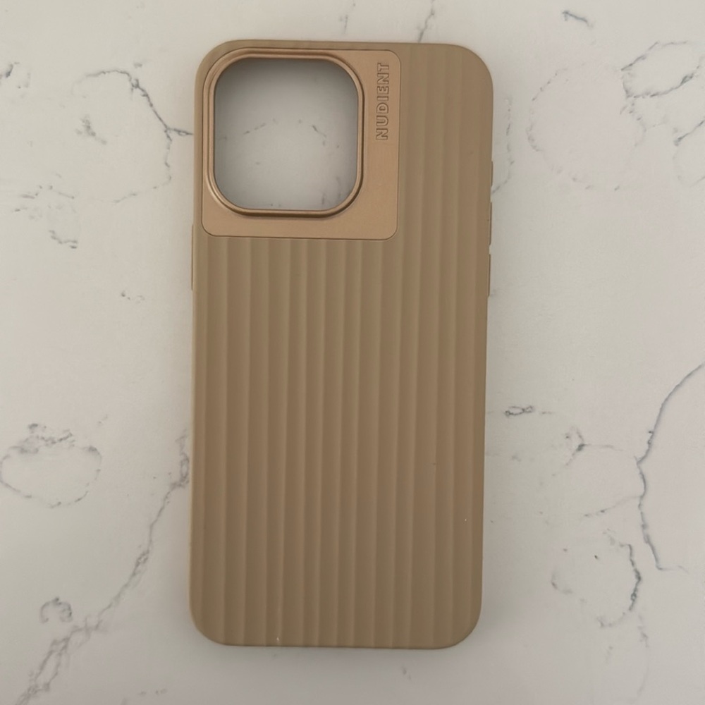 Like new! Iphone 15 max nudient phone case